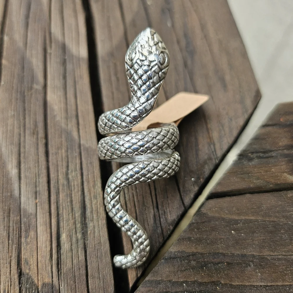 NWT Elegant Silver Snake Ring for Reptile Lovers